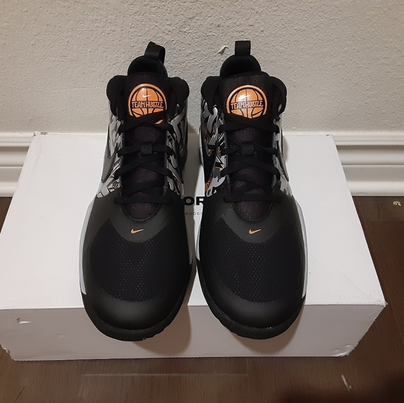 Nike - Picture 2 of 4